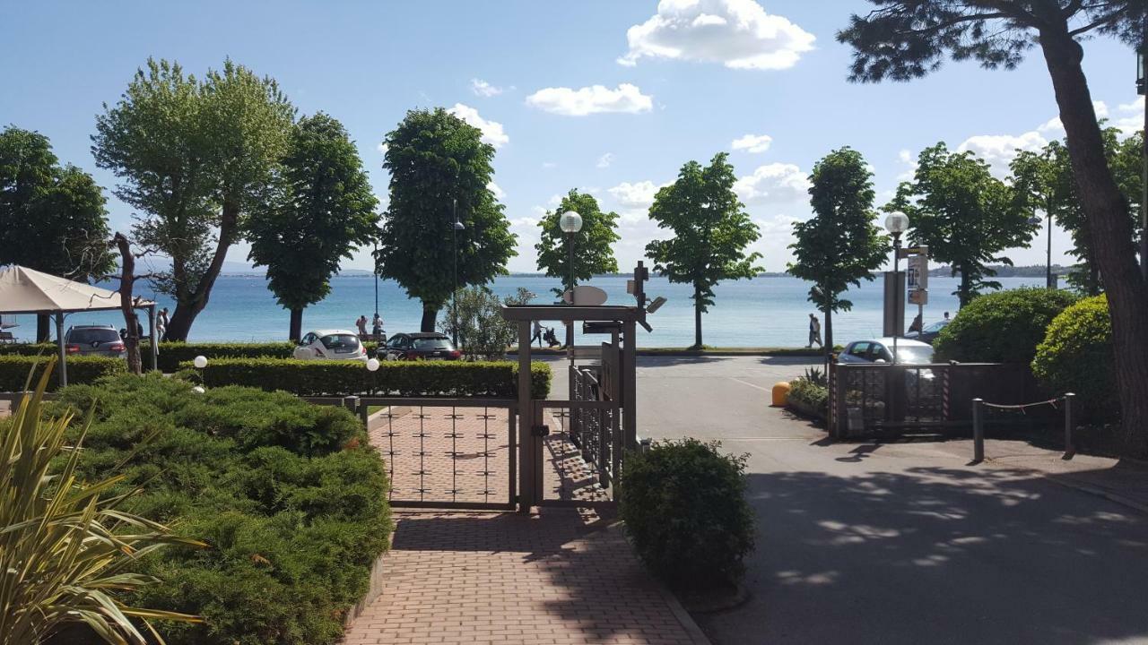 Le Rive Apartment Desenzano del Garda Bagian luar foto